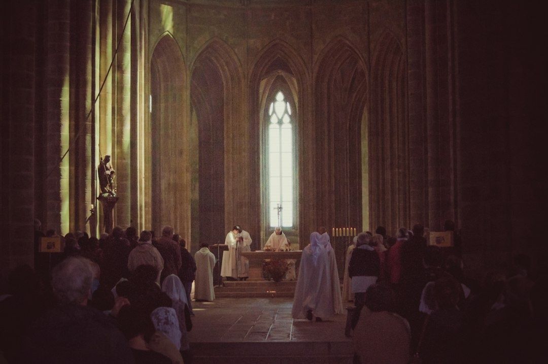 Mönche und Gemeinde feiern einen Gottesdienst in einer gotischen Kirche
