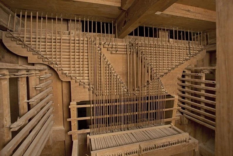 Holzmechanik einer Orgel mit dicht angeordneten Trakturstangen