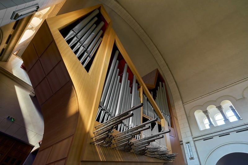 Nahaufnahme einer großen Kirchenorgel mit Holzgehäuse und Metallpfeifen