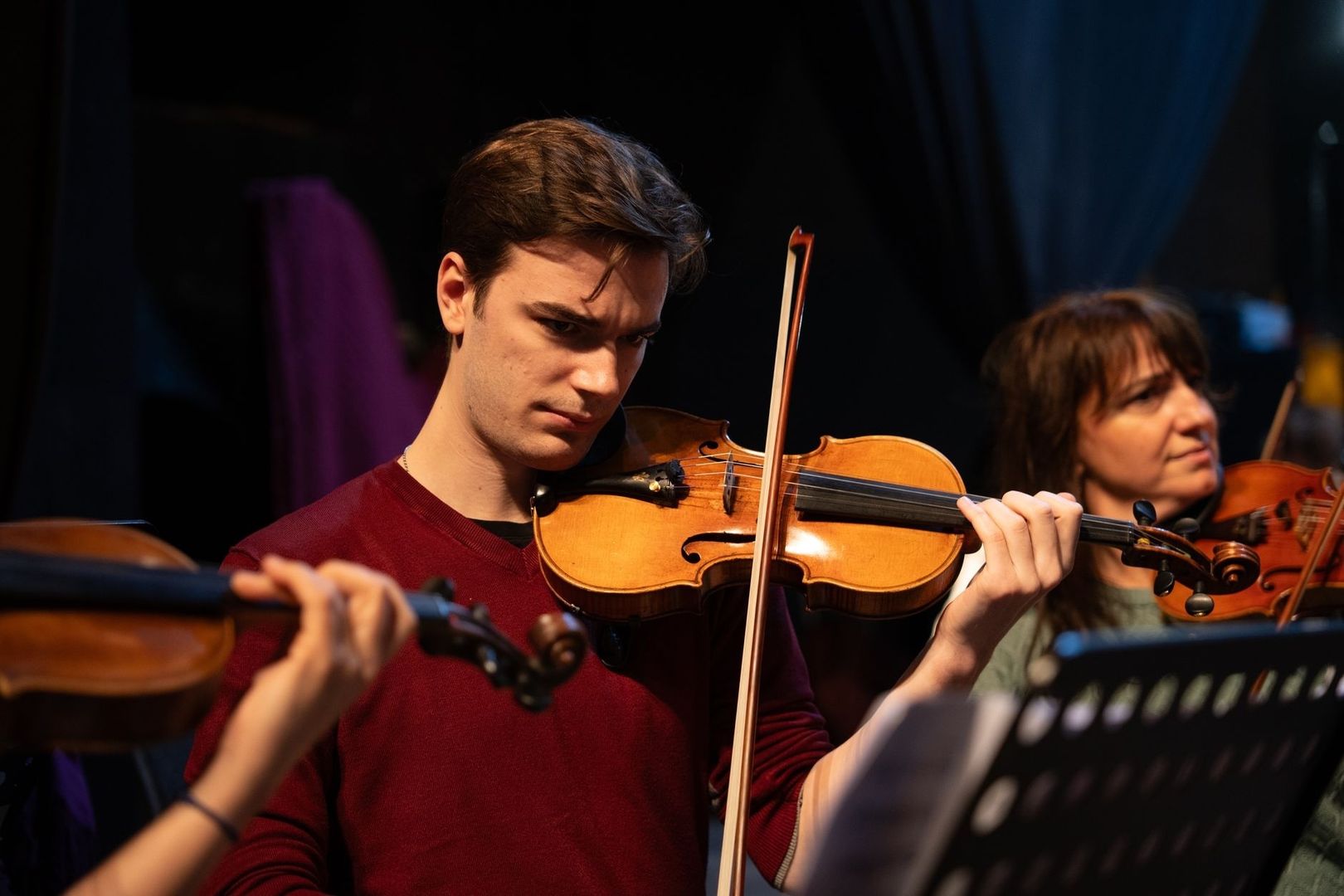 Geiger spielen konzentriert gemeinsam in einem Orchester